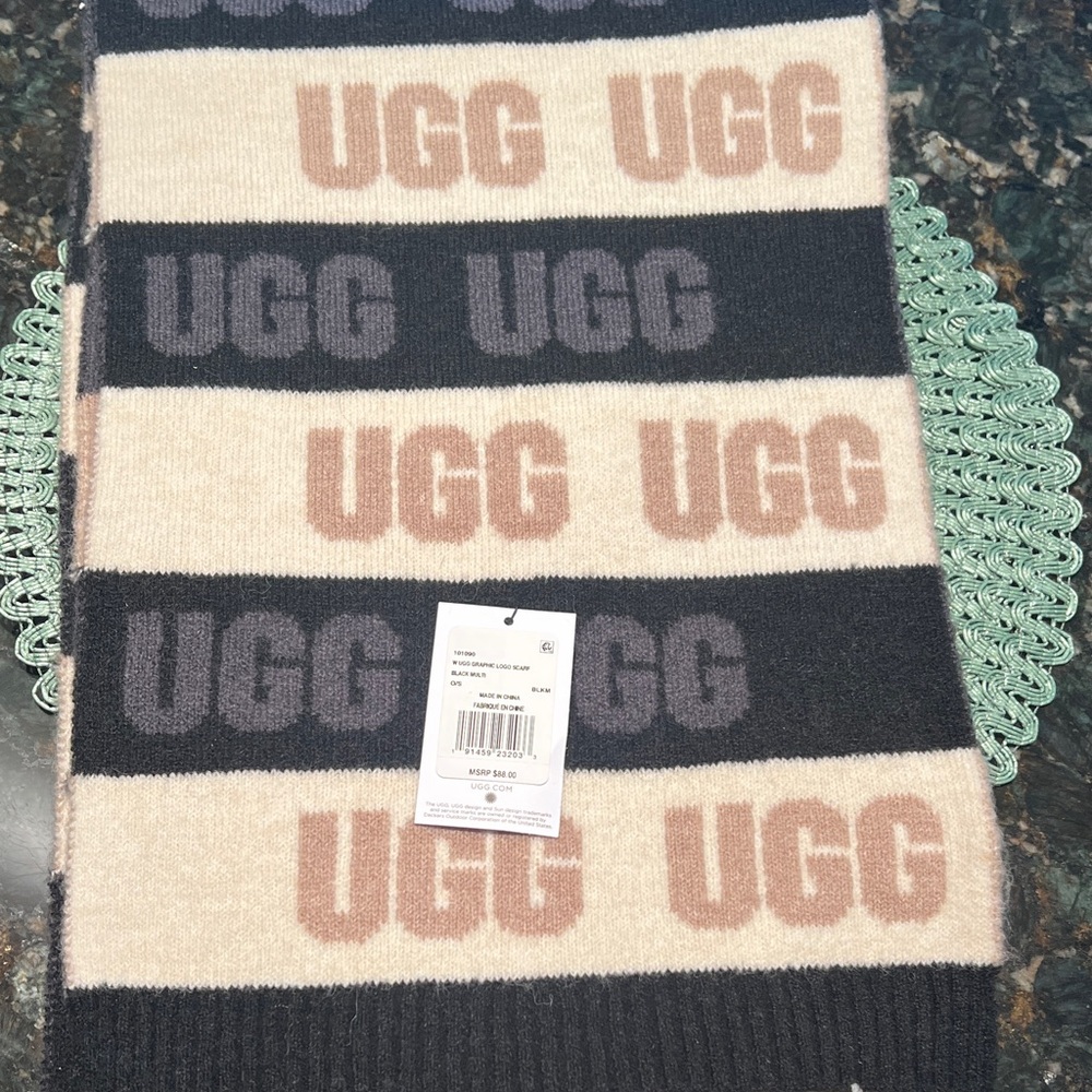 NWT super soft, UGG Logo Scarf in Black and Cream.